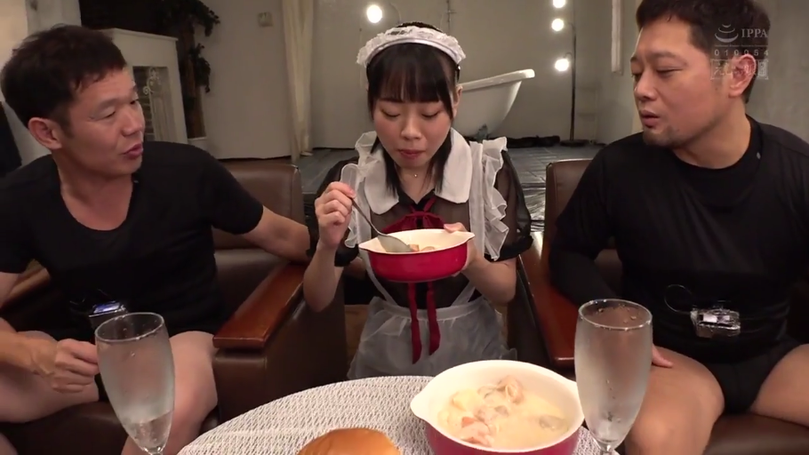 Sitting Posture · 专注 · No · 女仆装 · 进食 · 红色的碗 · 室内浴室 · 背景浴缸