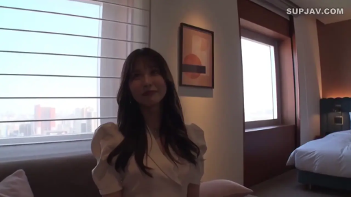 Sitting Posture · Bed · Smile · 注视镜头 · 长发 · 酒店卧室 · 半身照 · 白色泡泡袖上衣