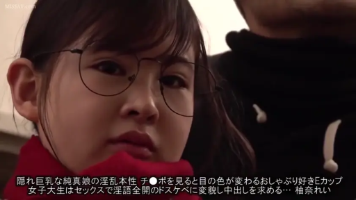 室内 · 面部 · 眼镜 · 注视 · 正面 · 纯真 · 红色围巾 · 女大学生