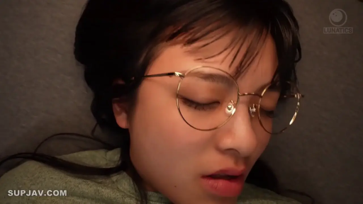 室内 · 脸部特写 · 躺姿 · 绿色上衣