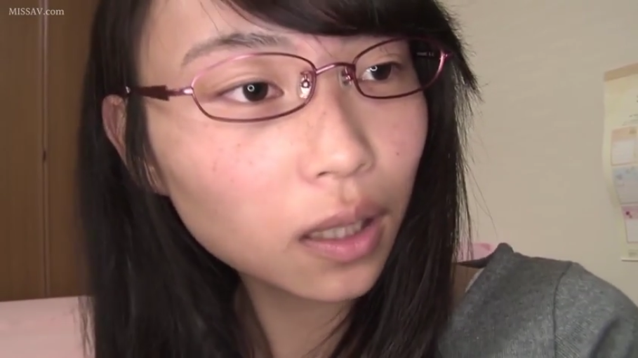 脸部特写 · 卧室 · 灰色便服