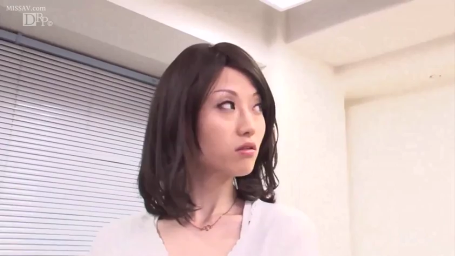 Indoor · 面部特写 · White V-neck shirt