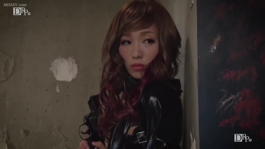 脸部特写 · 黑色皮衣 · 冷峻 · 持枪 · 手枪 · 侧身站立 · 长卷发 · 废旧室内