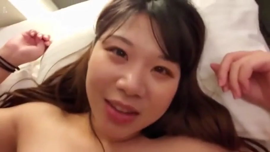 脸部特写 · 微笑 · 枕头 · 裸体 · 床上 · 长发 · 躺姿 · 看向镜头