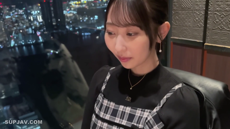 坐姿 · 中景 · 微笑 · 客厅 · 交流 · 双人 · 拐杖 · 粉色开衫