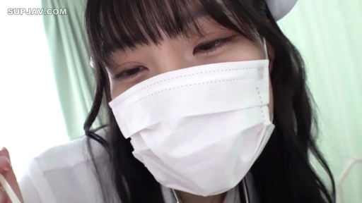 坐姿 · 单人 · 面部 · 校服 · 微笑 · 注视 · 房间