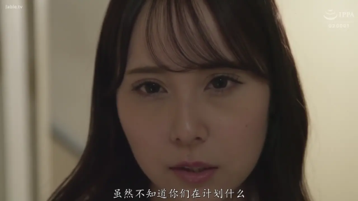 室内 · 严肃 · 面部特写 · 注视 · 长发 · 正面 · 日常服装