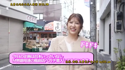 Standing Posture · Half-body close-up · 开朗笑容 · Outdoor street · 录制节目 · 街头采访 · 毛绒外套