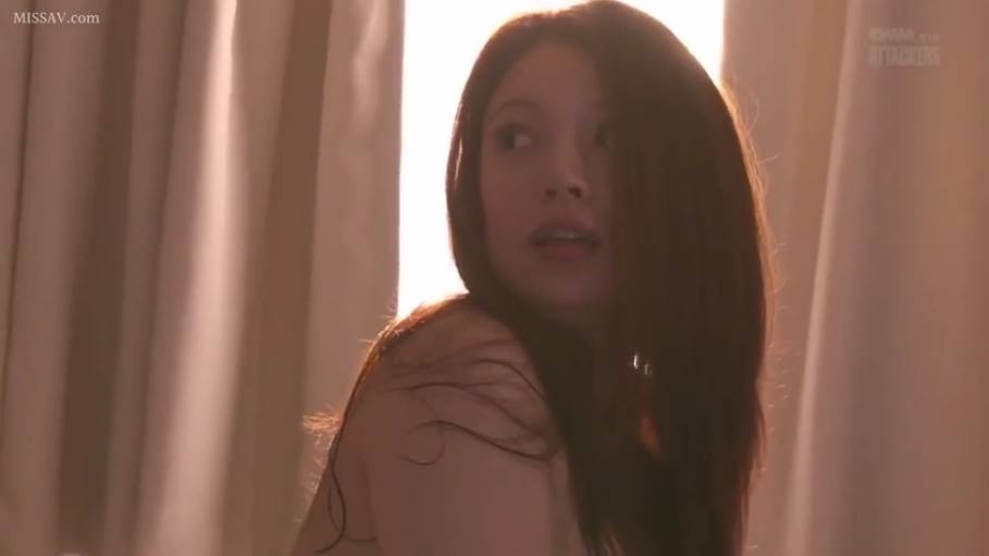室内 · 胸部 · 低头 · 站立 · 脱衣 · 男女 · 衣架 · 肉色丝袜
