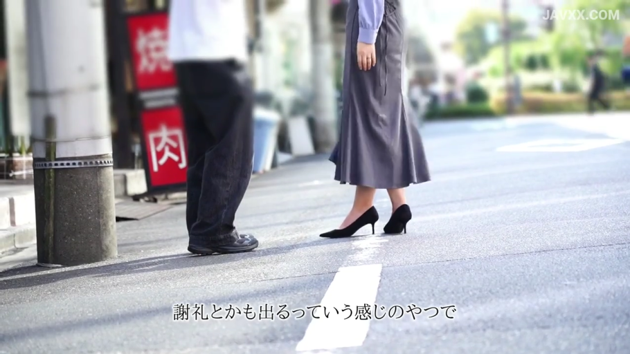 室内 · 坐姿 · 平静 · 沙发 · 面部特写 · 注视 · 近距离 · 格纹装