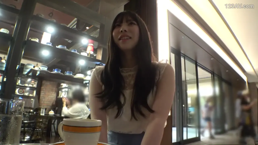 Sitting Posture · Smile · 面部特写 · 餐厅 · 长发 · 白色无袖上衣 · 咖啡杯 · Outgoing