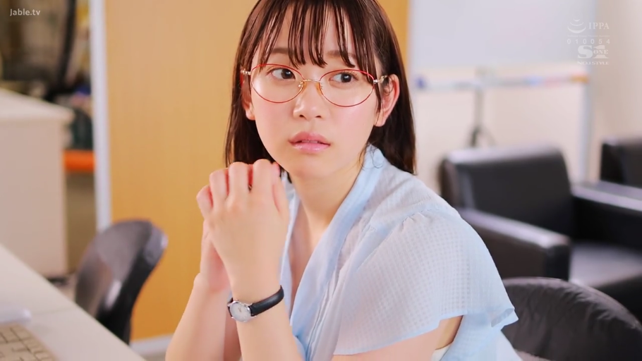 坐姿 · 办公室 · 面部特写 · 注视 · 疑惑 · 红框眼镜 · 浅蓝色短袖 · 日本女性