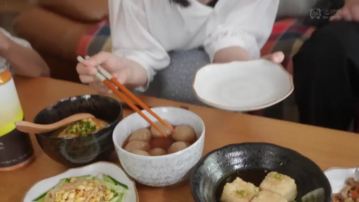 室内 · 座り姿勢 · 白い上着 · 日常生活 · 无面部表情 · 筷子 · 手部特写 · 夹菜