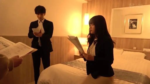 坐姿 · 专注 · 中景 · 酒店房间 · 职业装 · 幕后 · 纸张 · 看剧本