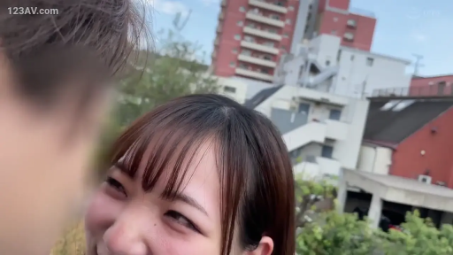 站立 · 面部特写 · 室外 · 居家服 · 微笑对视 · 幸福 · 户外POV