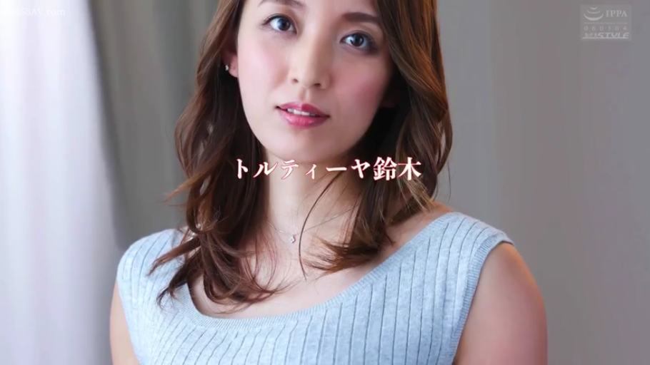 Indoor · 平静 · Necklace · 注视镜头 · 头部特写 · Forward Sitting Posture · 灰色无袖针织衫 · 姓名文字