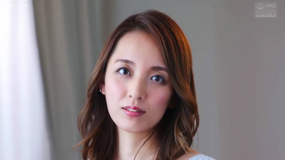 室内 · 脸部特写 · 对视 · 长发 · 正面 · 冷淡 · 耳饰 · 浅色针织衫