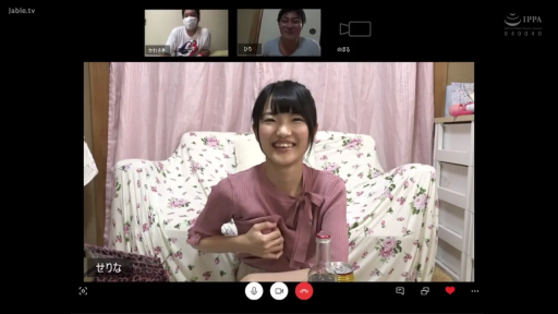 室内 · 座り姿勢 · 中景 · 微笑 · 酒瓶 · ピンクの上着 · 视频连线 · 多人视频