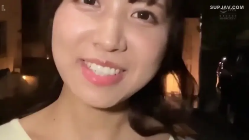 脸部特写 · 微笑 · 白色上衣 · 夜景 · 户外街道 · 开朗 · 正对镜头