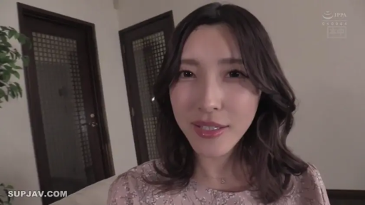 室内 · 脸部特写 · 站立 · 微笑 · 凝视 · 长发 · 碎花上衣