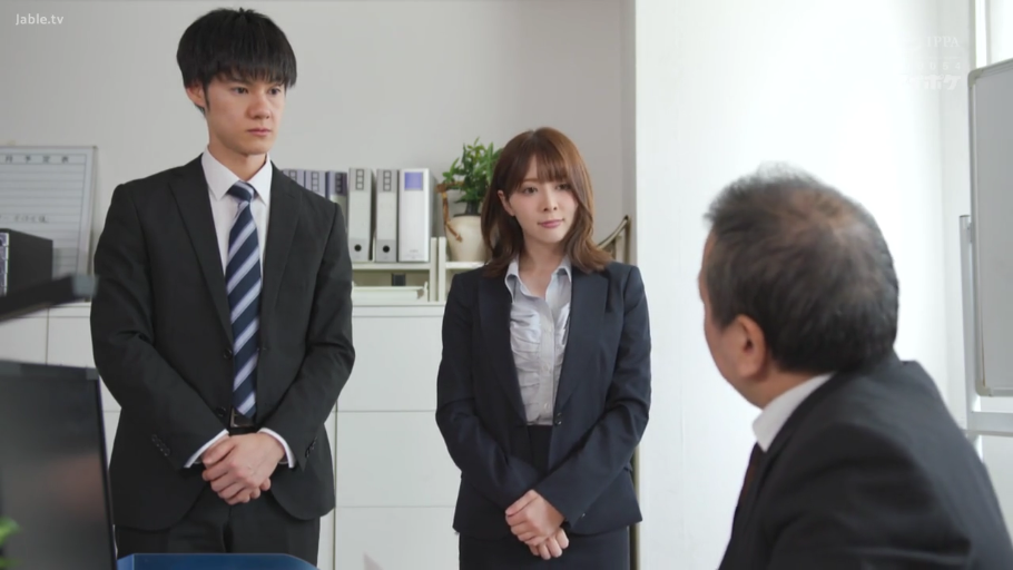 严肃 · 办公室 · 站立 · 中景 · 对话 · 职业装 · 文件夹 · 职场