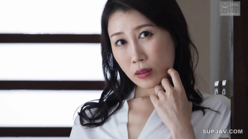 室内 · 站姿 · 白色衬衫 · 面部特写