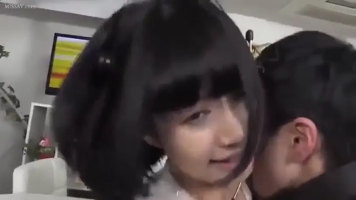 室内 · 脸部特写 · 迷离 · 拥抱 · 白色上衣 · 短发 · 亲昵 · 电视机