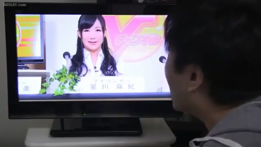 Living room · 坐姿看视 · 平静 · Casual clothes · 画中画 · 观看节目 · 电视机 · 电视屏幕特写