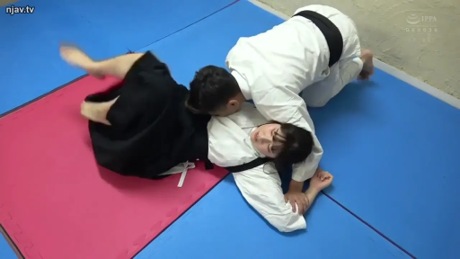 中景 · 柔道服 · 道场 · 压制