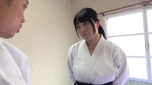 室内 · 严肃 · 角色扮演 · 站立 · 对视 · 上半身 · 窗户 · 白色道服