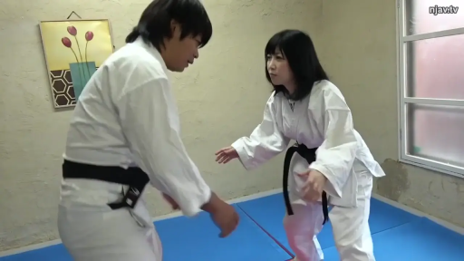 全身 · 认真 · 运动垫 · 对练 · 练习室 · 白色道服 · 格斗姿态 · 武术题材