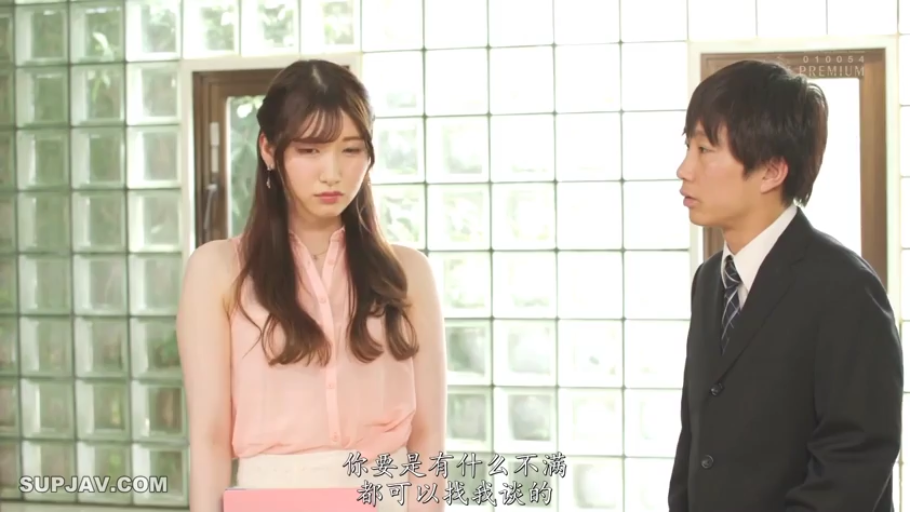 Indoor · Melancholy · Half-body · Pink sleeveless shirt · 谈话 · 文件夹 · 面对面站立 · Workplace Plot