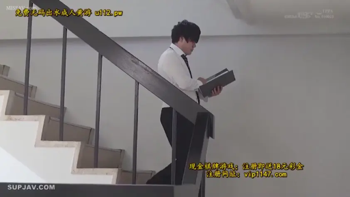 全身 · 专注 · 楼梯间 · 文件夹 · 男性角色 · 翻阅文件 · 白衬衫黑西裤 · 下楼走姿