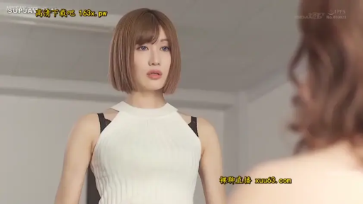 室内 · 严肃 · 站立 · 面部特写 · 注视 · 短发 · 白色无袖上衣