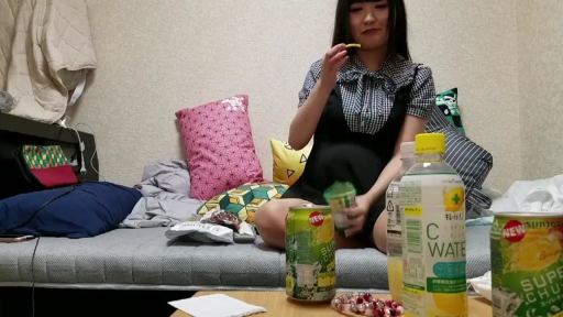 第一视角 · 潮红 · 仰卧 · 面部特写 · 对视 · 被子 · 粉色吊带内衣 · 被窝