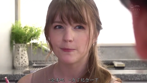 脸部特写 · 白种女性 · 笔 · 平和 · 注视 · 流理台 · 端坐 · 棕色无袖上衣