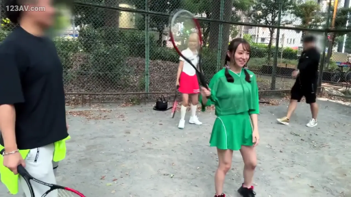 远景 · 铁丝网 · 自然笑容 · 运动题材 · 网球服 · 持拍站立 · 户外网球场 · 打球互动