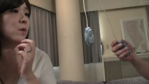 客厅 · 坐姿 · 面部特写 · 期待 · 遥控玩法 · 白色针织衫 · 操控遥控器 · 跳蛋遥控器