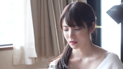 室内 · 坐姿 · 面部特写 · 白色背心