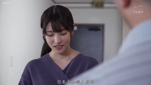 严肃 · 面部 · 站立 · 盆栽 · 紫色毛衣 · 客厅 · 对话