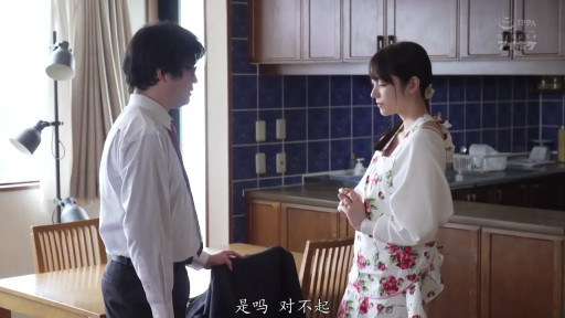 交谈 · 微笑 · 站立 · 面部特写 · 厨房 · 碎花围裙 · 酒柜 · 带有字幕