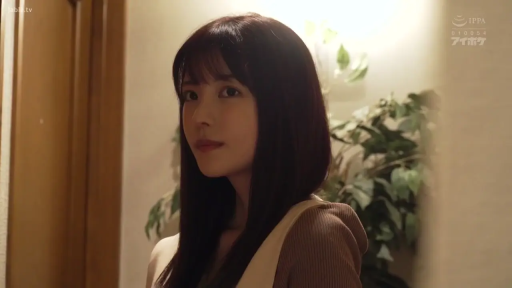 室内 · 面部 · 站立 · 平静 · 盆栽 · 注视 · 便服 · 侧颜