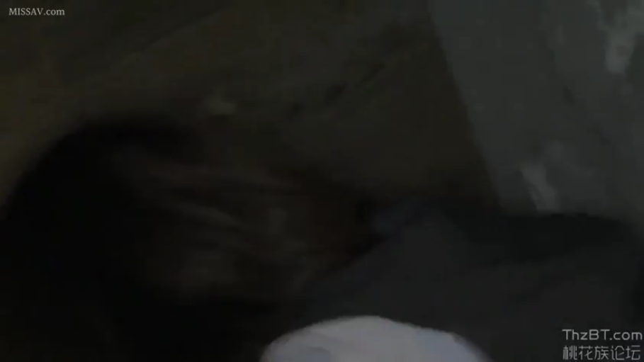 户外 · 休闲服 · 头部 · 侧卧 · 模糊 · 偷拍 · 低画质