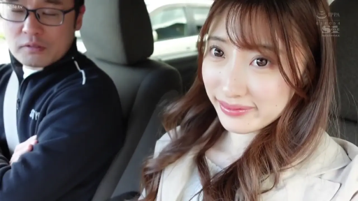 Sitting Posture · 面部 · Smile · Facing the camera · 车内 · POV · Seat belt · 日常外套