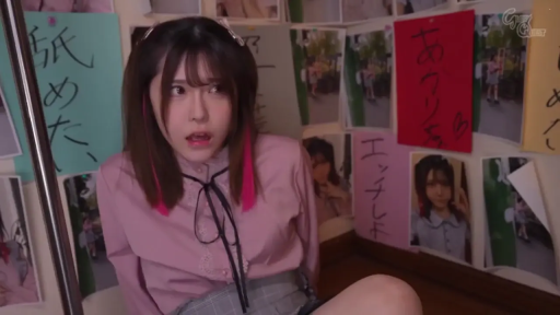 室内 · 坐姿 · 半身 · 粉色衬衫