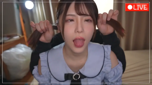 臥室 · 面部特寫 · 被拉扯头发 · 亢奋 · 正面坐姿 · 表情控制 · 蓝色荷叶边上衣