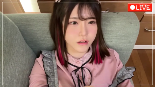 室内 · 座り姿勢 · 顔部のクローズアップ · ライブ配信 · 茫然 · 粉色褶边衬衫