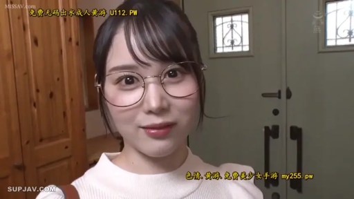 室內 · 眼鏡 · 臉部特寫 · 微笑 · 注視 · 长发 · 正面 · 白色针织衫