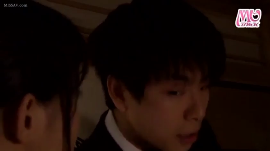 室内 · 专注 · 交流 · 昏暗 · 西装 · 头部 · 靠近