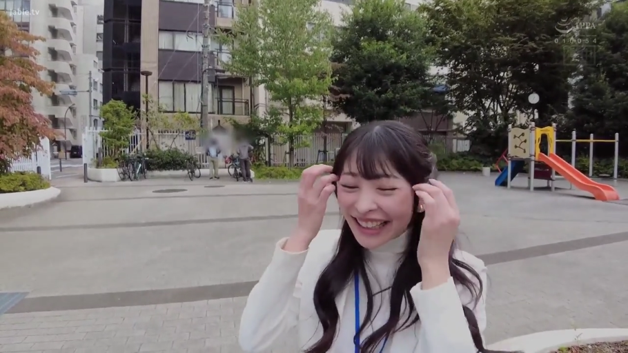 Stand · Medium shot · 撩发 · White high-neck sweater · Radiant Smile · Lanyard · 户外公园 · 都市